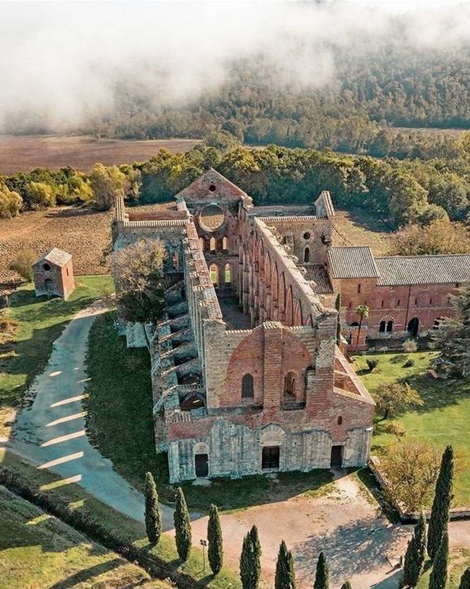 Veduta aerea dell'Abbazia di San Galgano nella campagna toscana