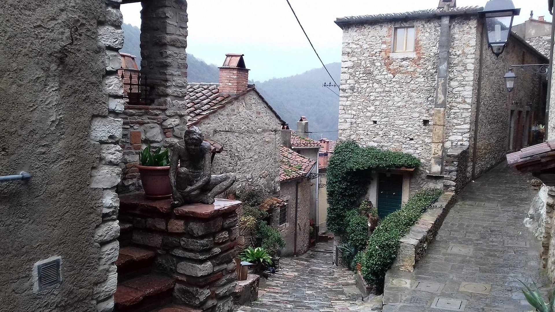 Il sentiero del marmo rosso a Sassetta