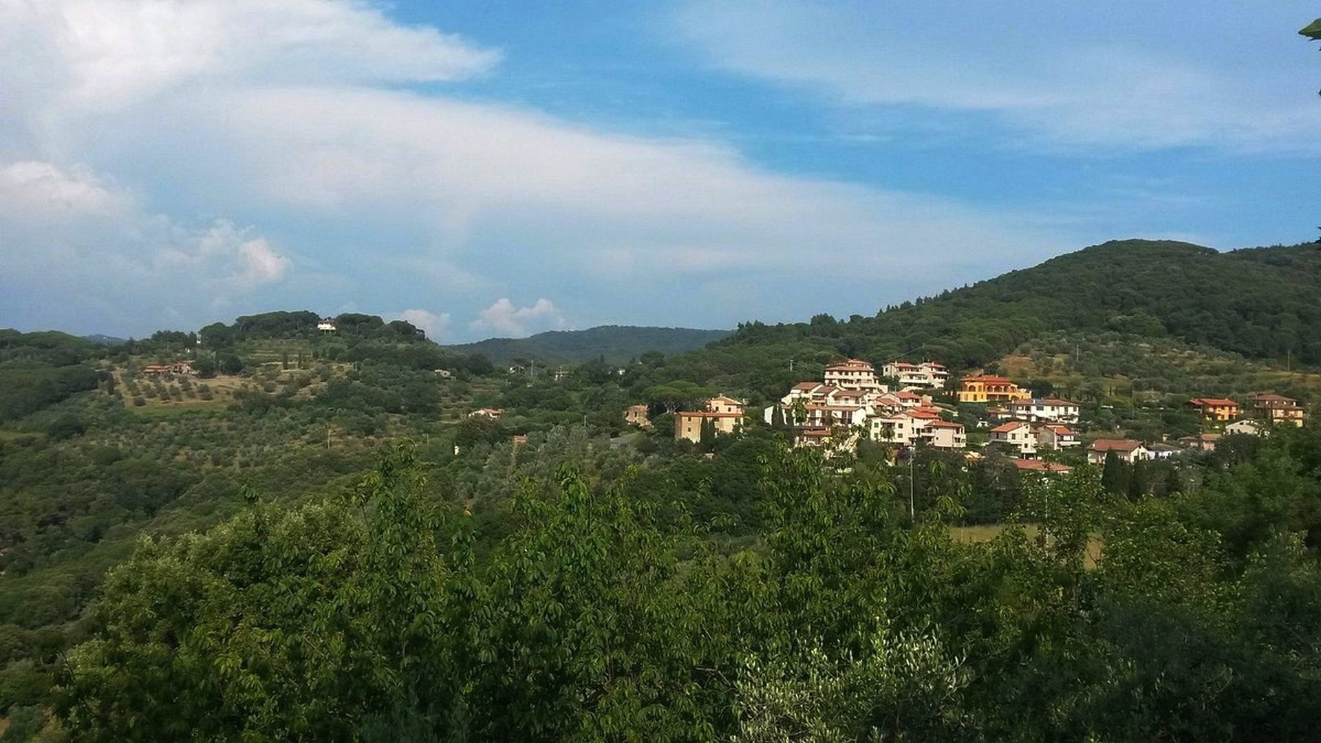 Il sentiero del marmo rosso a Sassetta