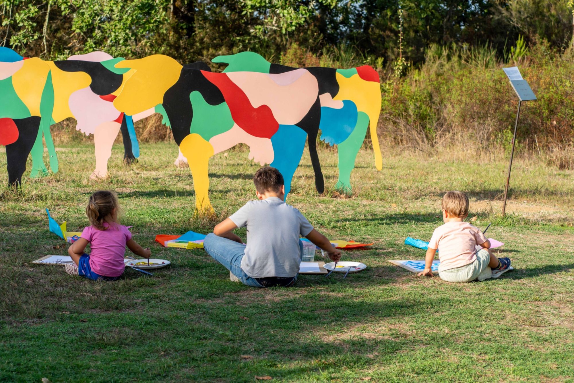 Bambini piccoli alle prese con un laboratorio artistico