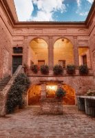 Visita, degustazione e pranzo in un castello a Montalcino