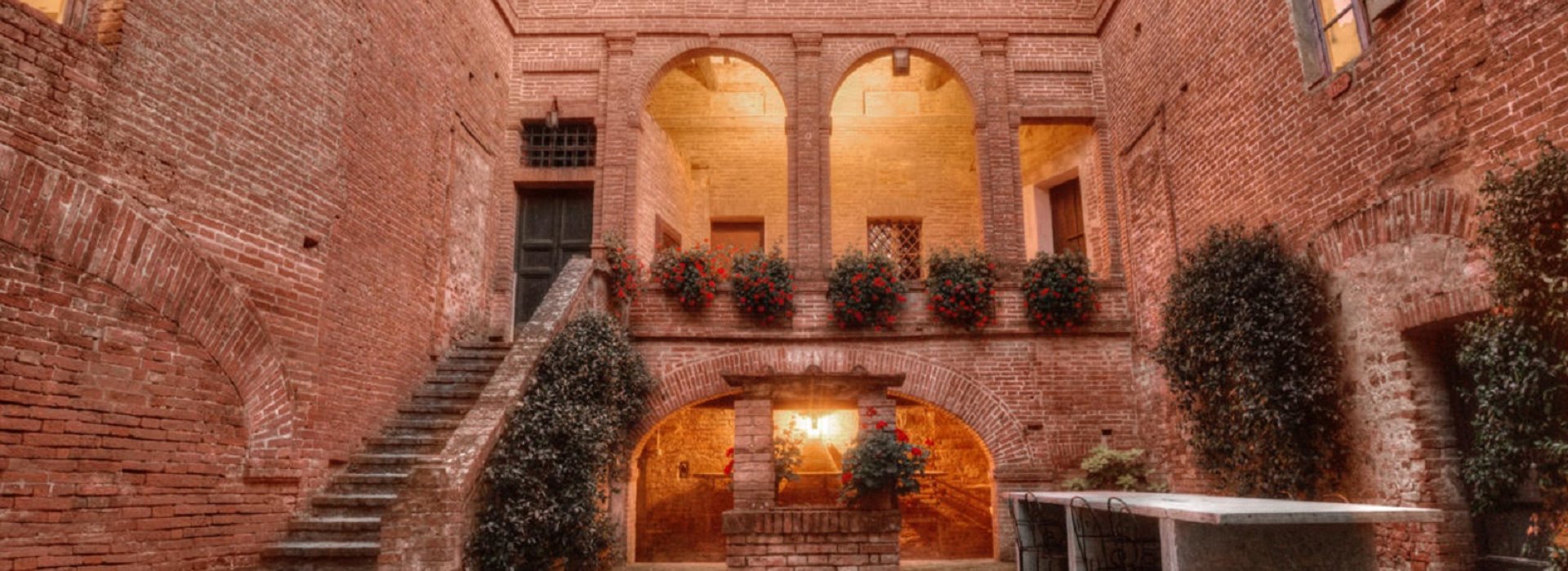 Visita, degustazione e pranzo in un castello a Montalcino Visita, degustazione e pranzo in un castello a Montalcino