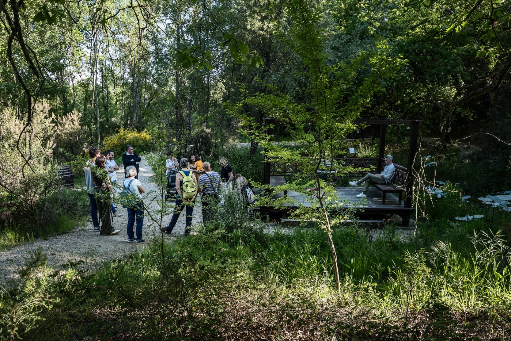 Visitatori del Parco durantre una spuegazione sulla natura geologica delle matrerie delle sculture