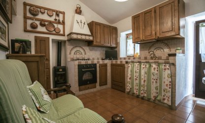 La cucina con divanetto a Casa di Tecla a Roccalbegna