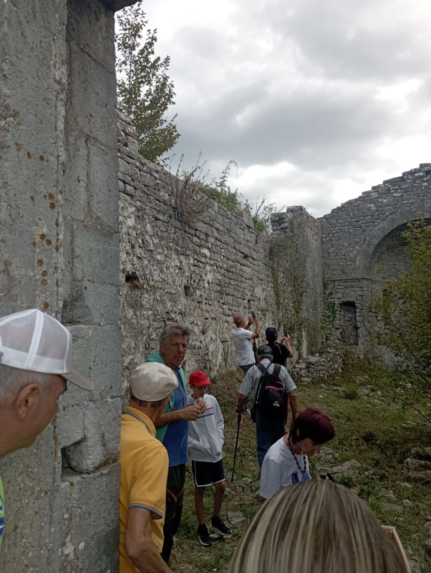 Visit to the village of Aquilea and its Castellaccio  