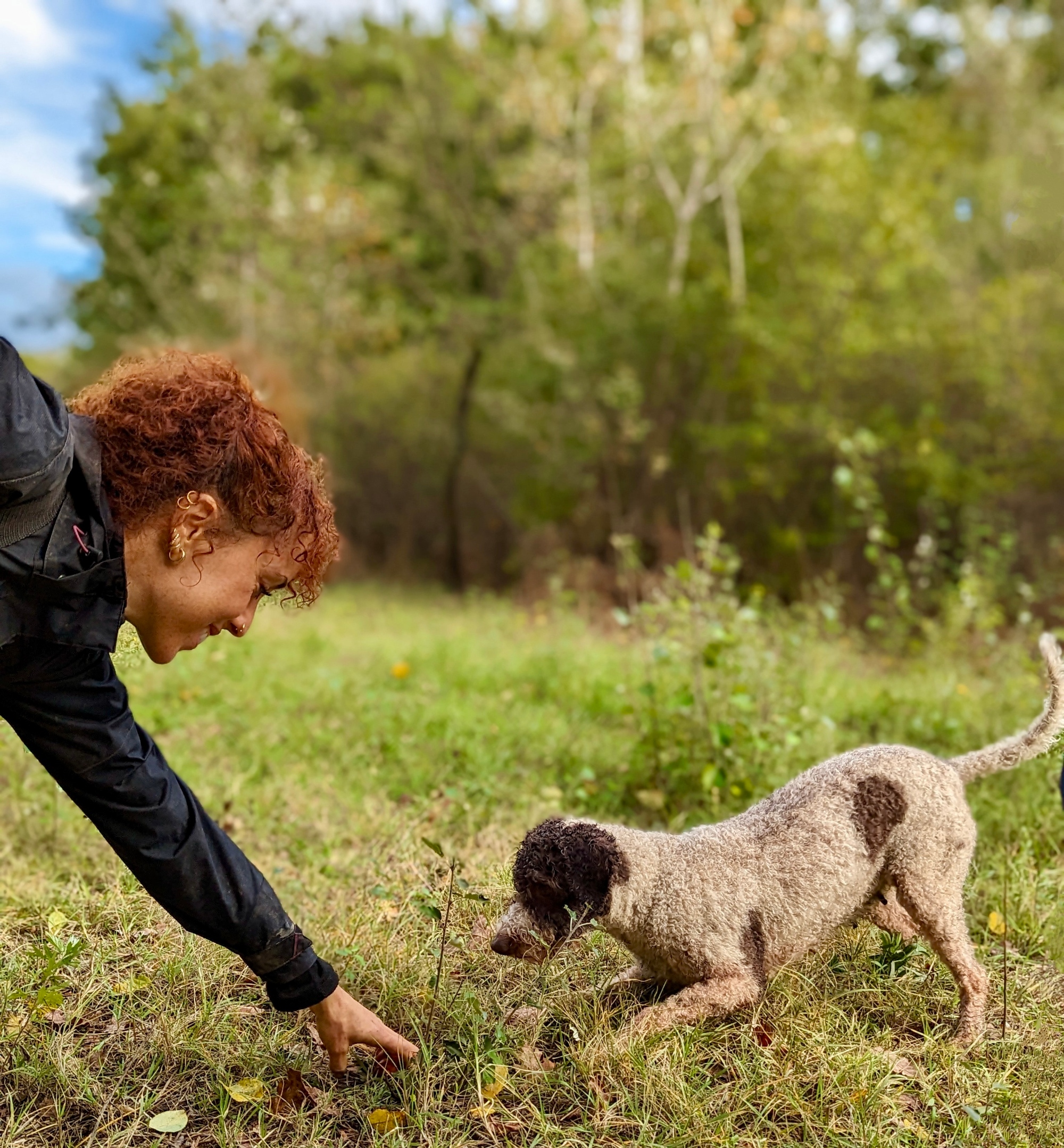 Donna con cane da tartufo