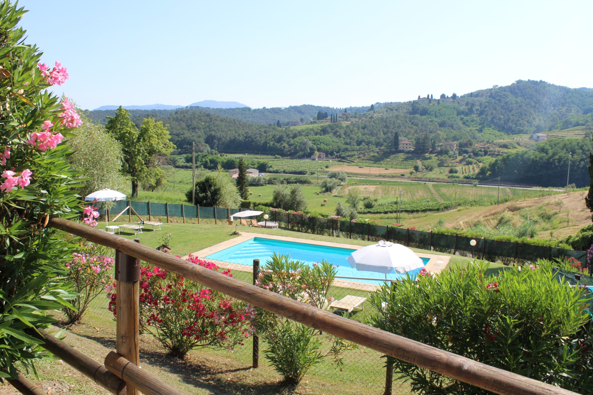 La piscina della nostra casa vacanze sulle colline di Lucca ti aspetta per momenti di relax in famiglia o con amici