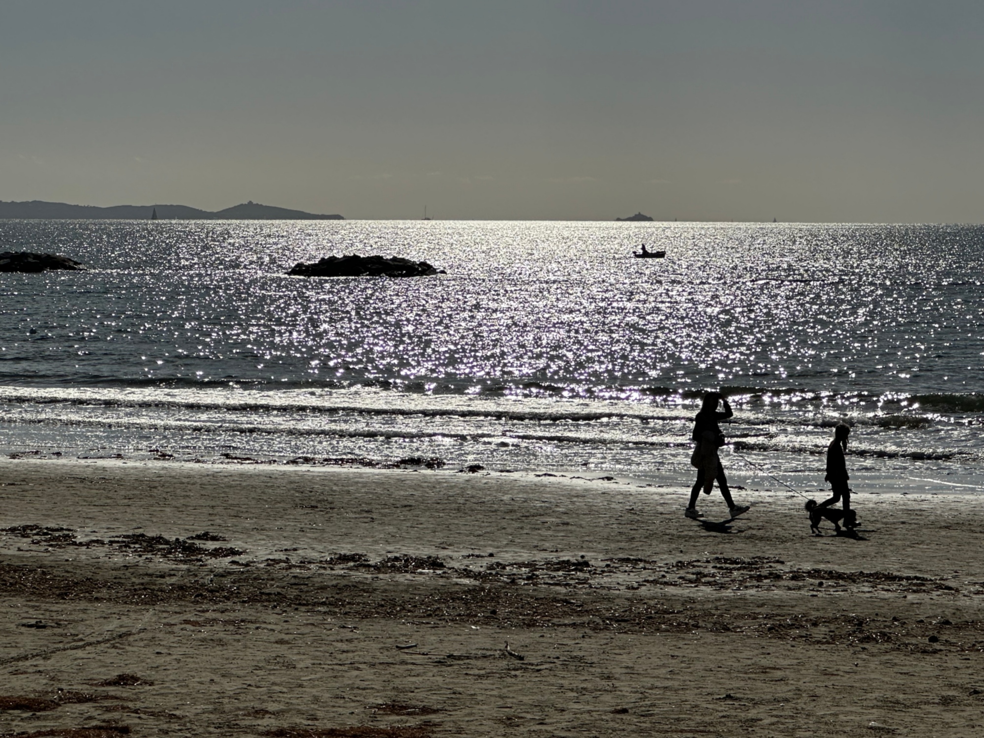 Coppia con cane sulla spiaggia di Follonica in Maremma Toscana durante la bassa stagione