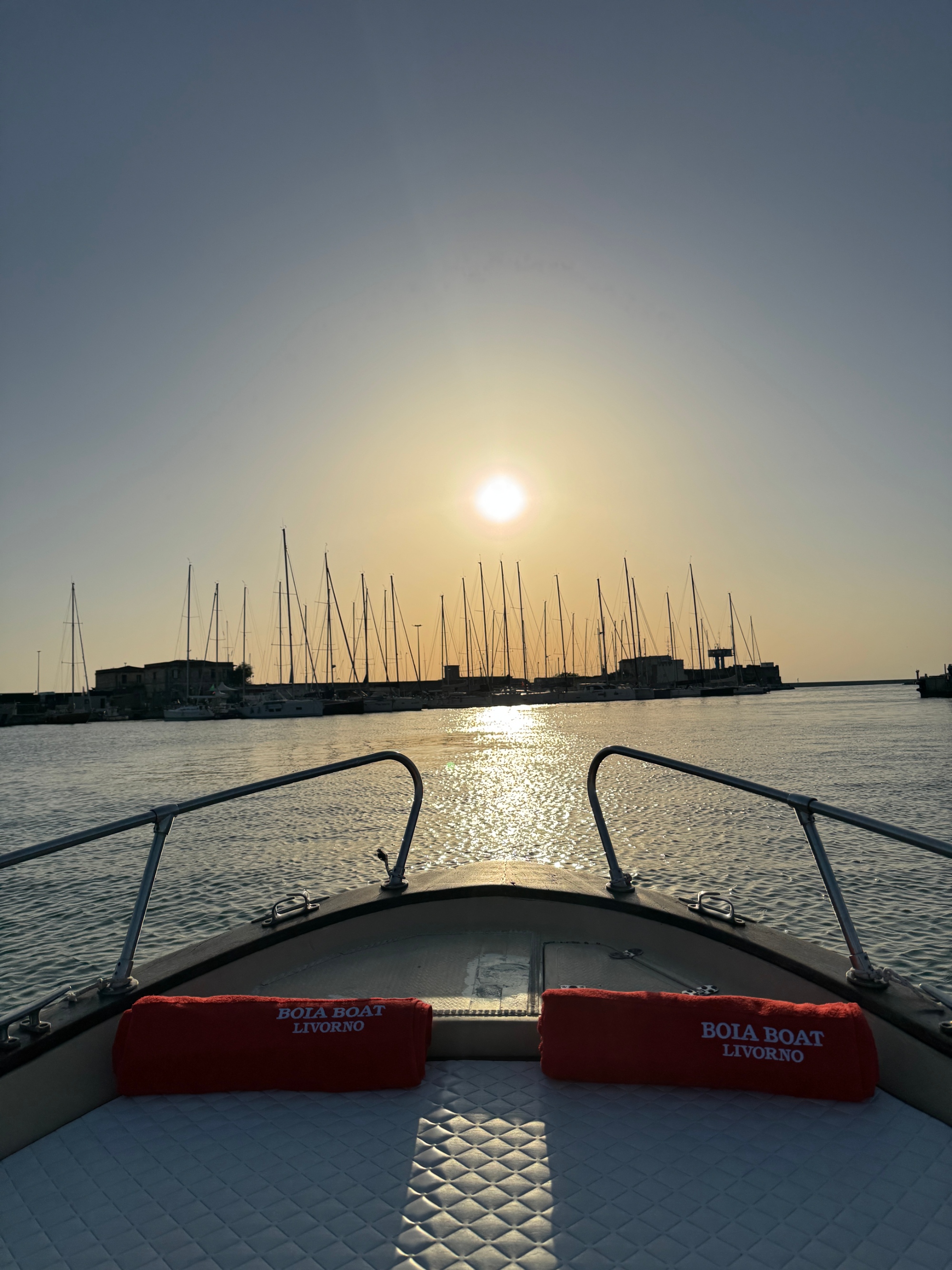 Tramonto sul mare dalla prua di Boia Boat Livorno