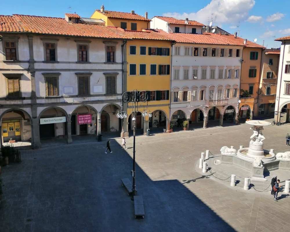 Empoli, Piazza Farinata degli Uberti con il Palazzo Ghibellino