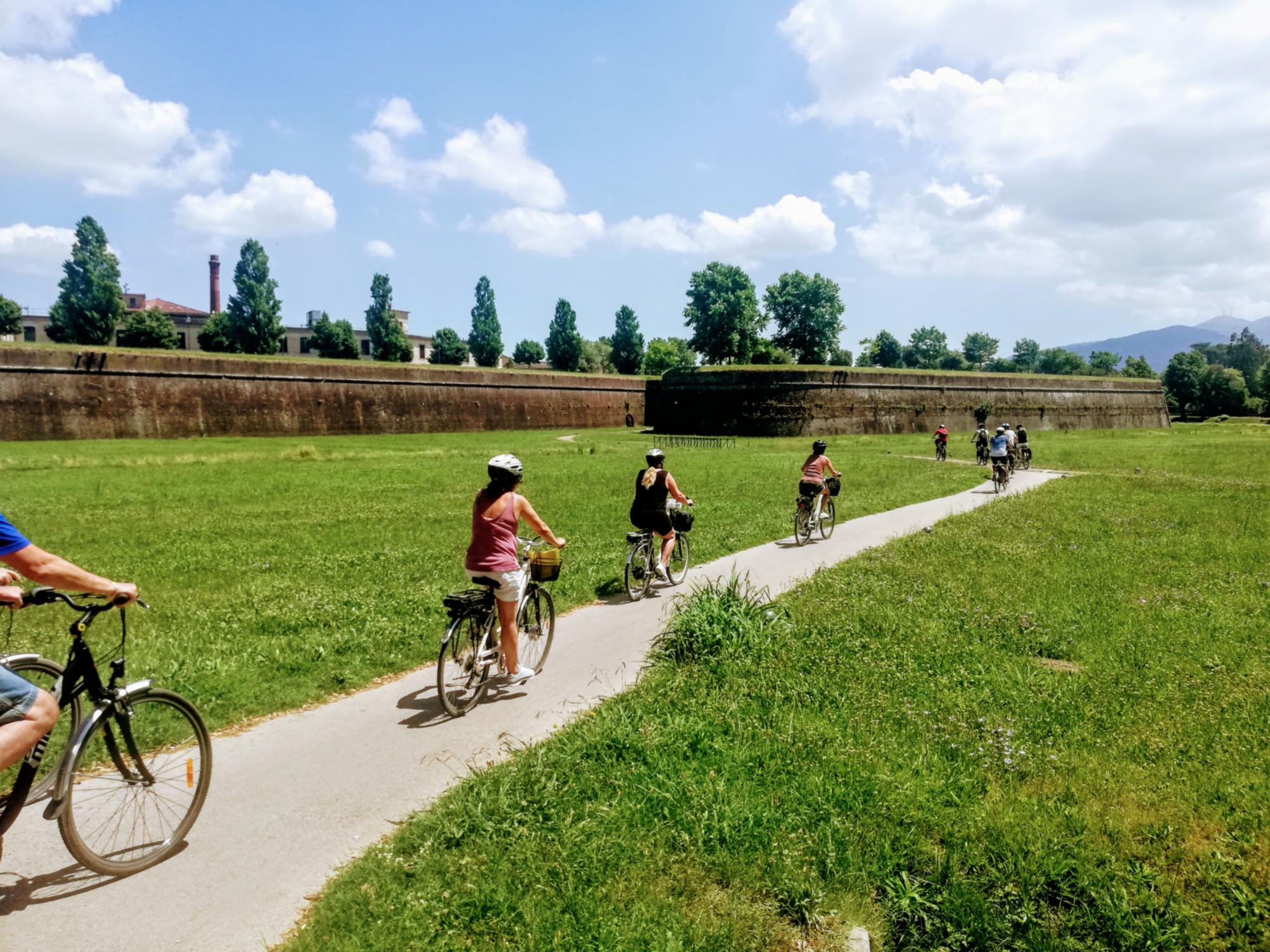 Bike tour between Lucca and Pisa