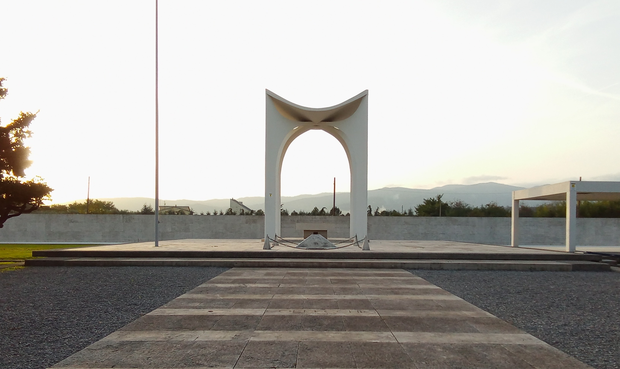 Der Haupteingang zum brasilianischen Militärvotivdenkmal in Pistoia. Am Ende steht die 11 Meter hohe Ädikula.