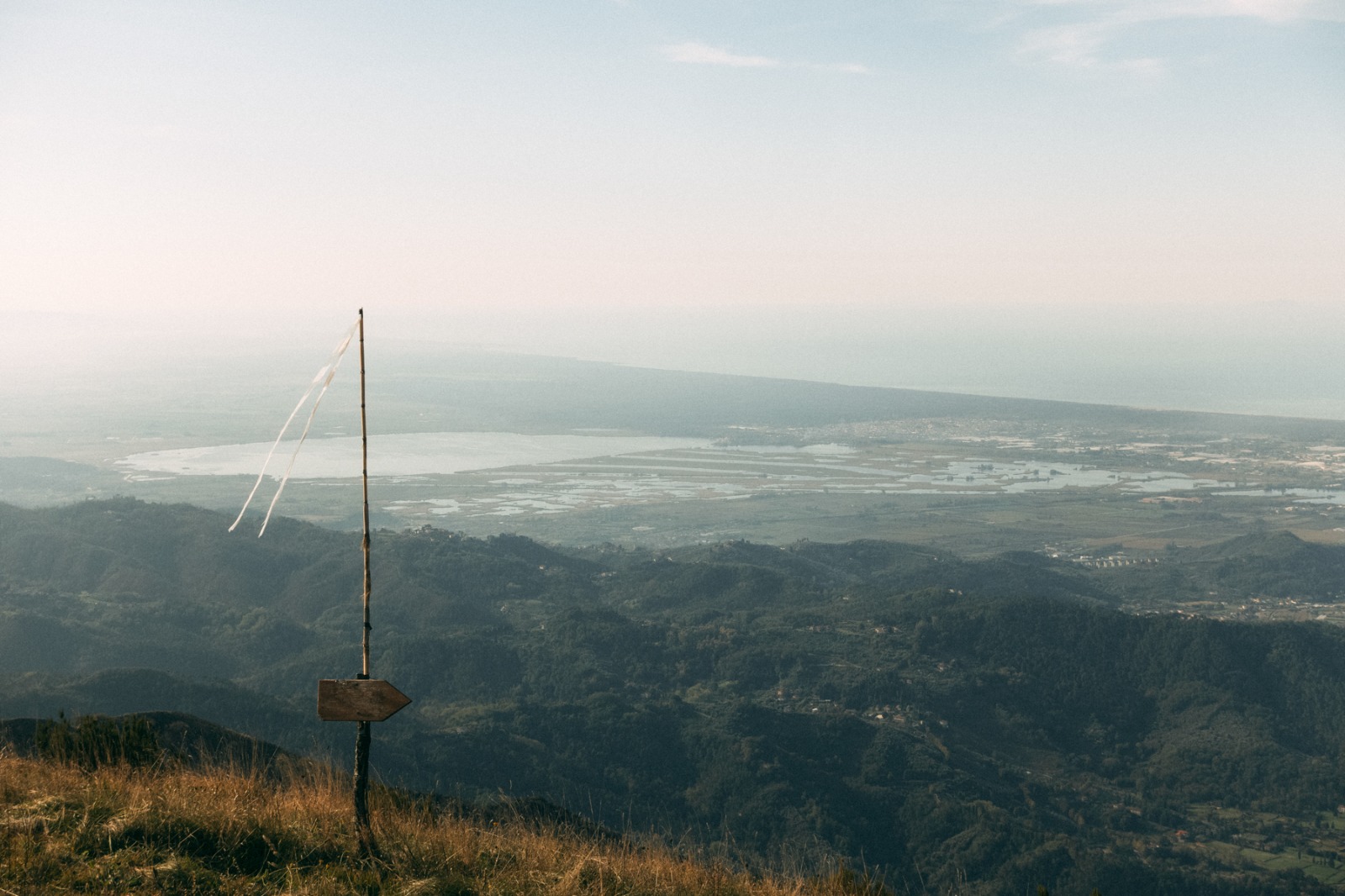 Segnaletica del sentiero con vista sulla valle