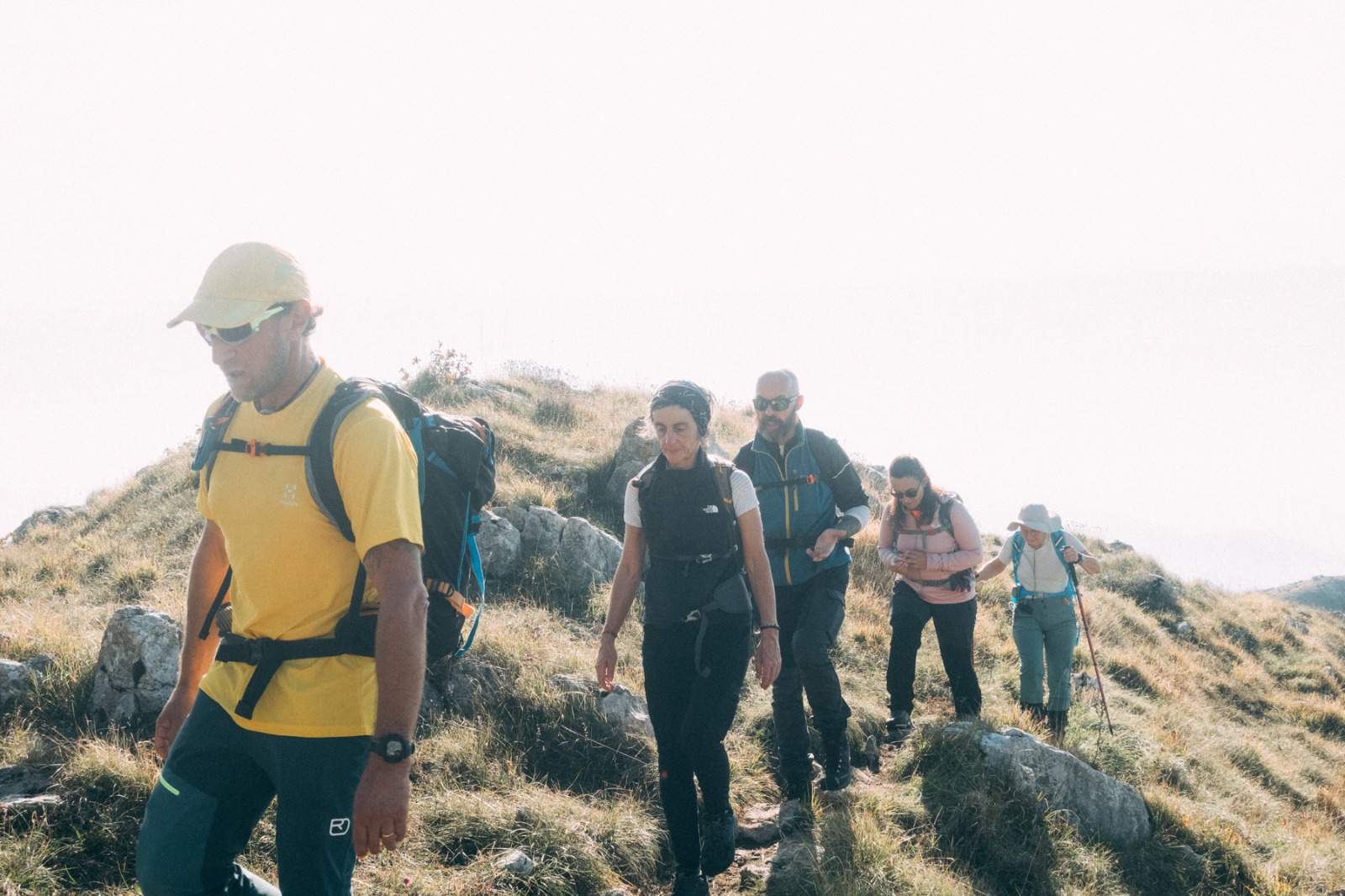 Escursionisti in gruppo sull'itinerario ad anello