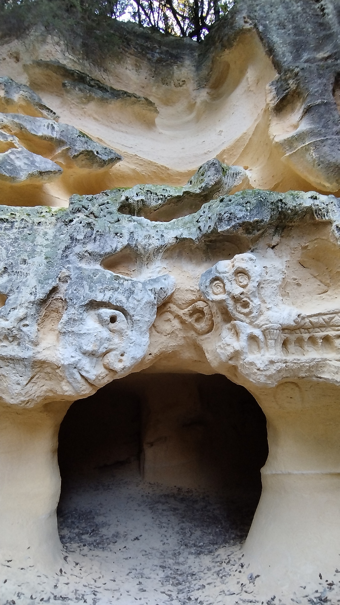 Ingresso alle grotte gialle