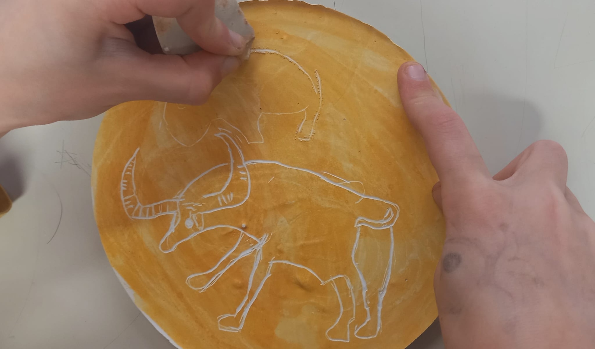 Immagine di una tavoletta di gesso incisa