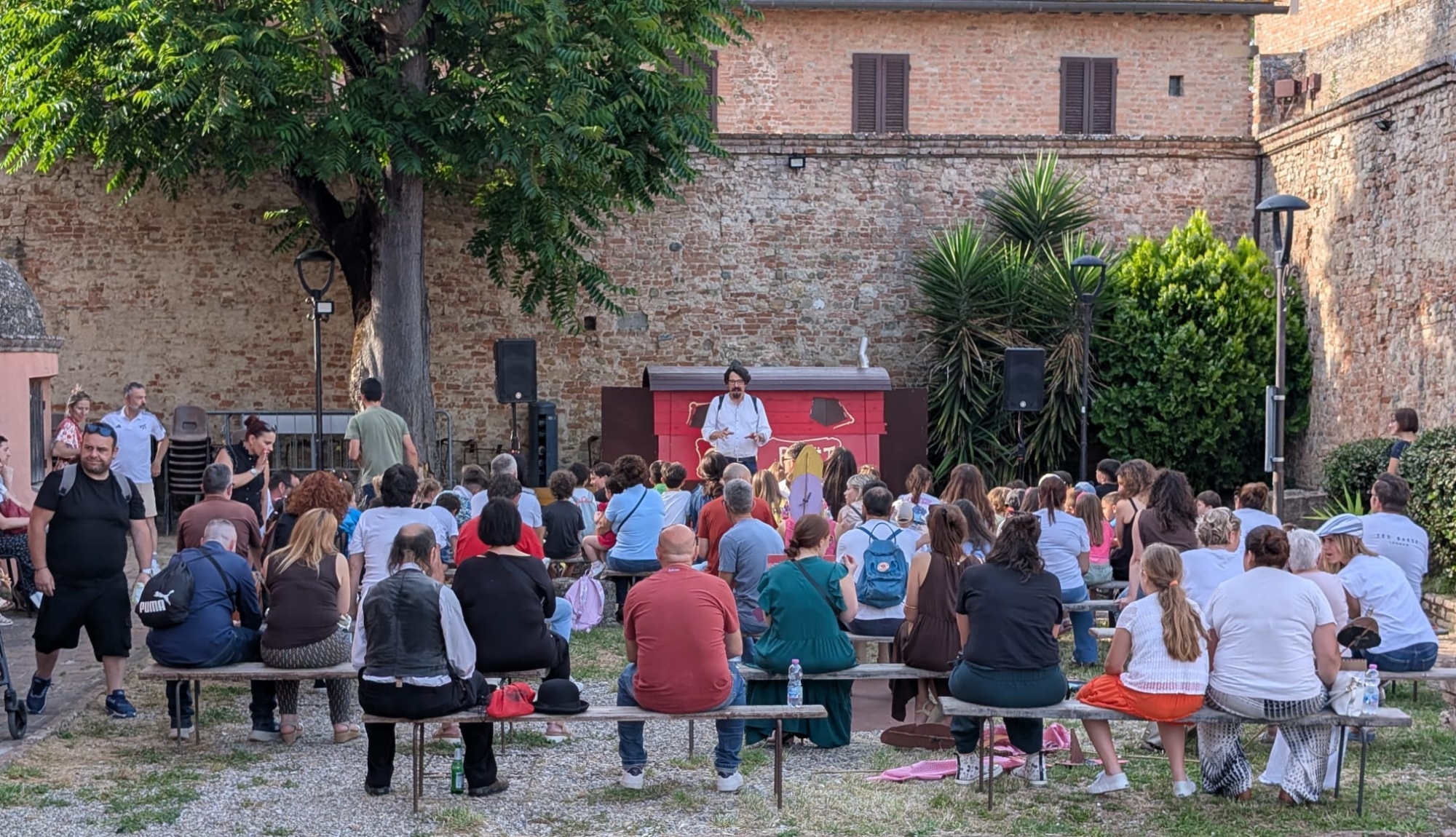 Uno spettacolo di burattini con il pubblico di spalle