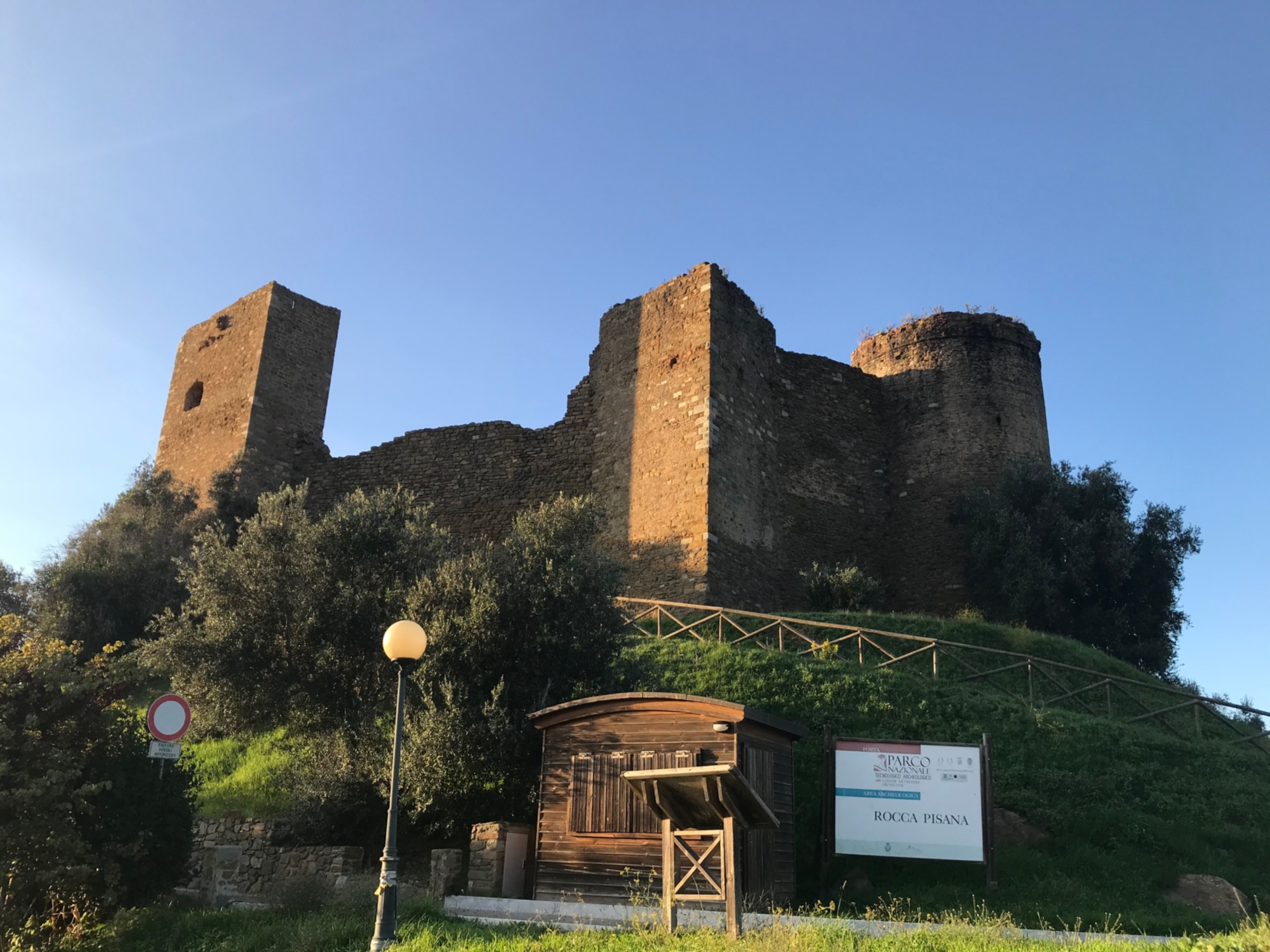 Percorso storico e di urban trekking nel borgo di Scarlino