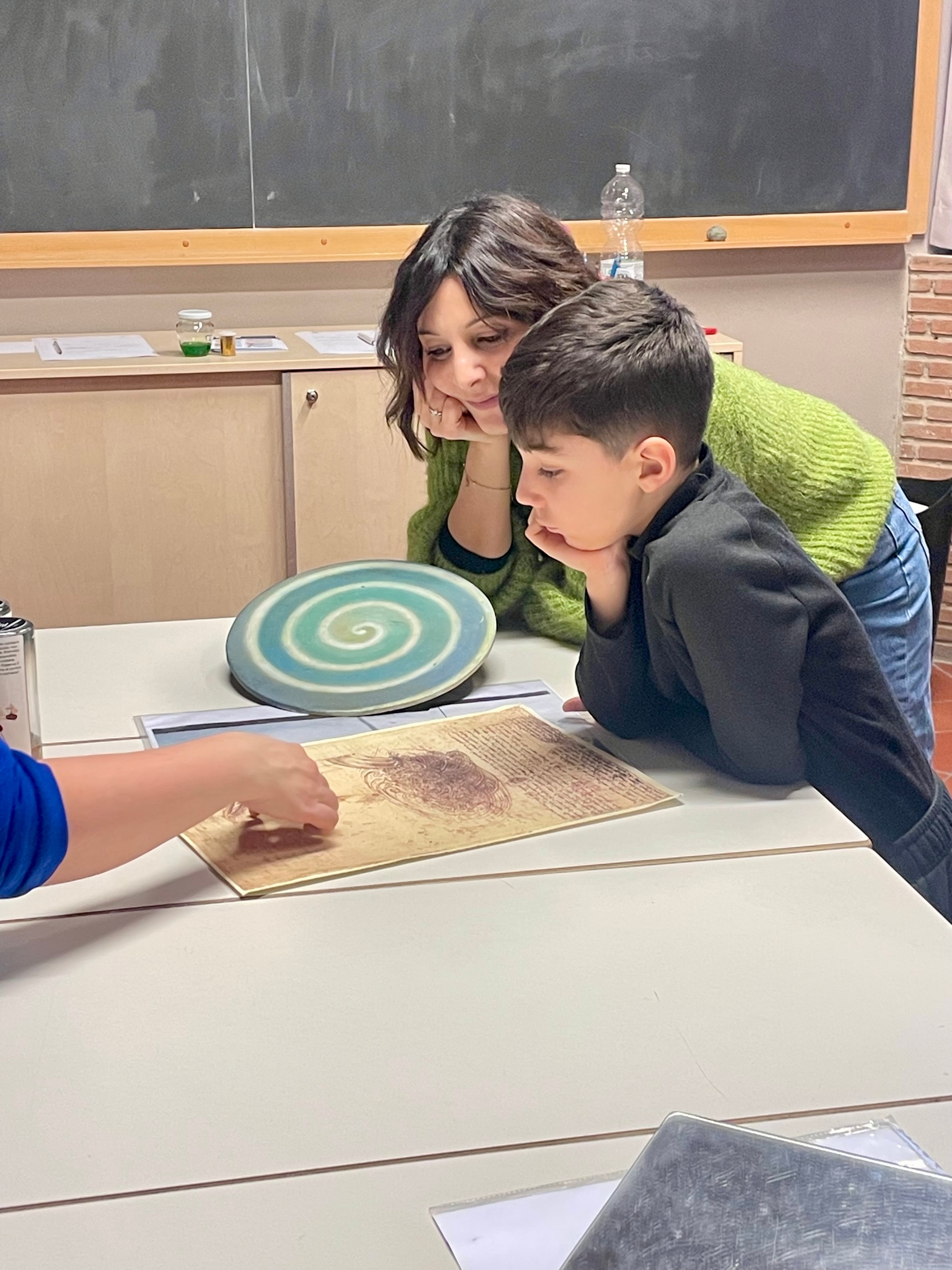 Un bambino durante un laboratorio