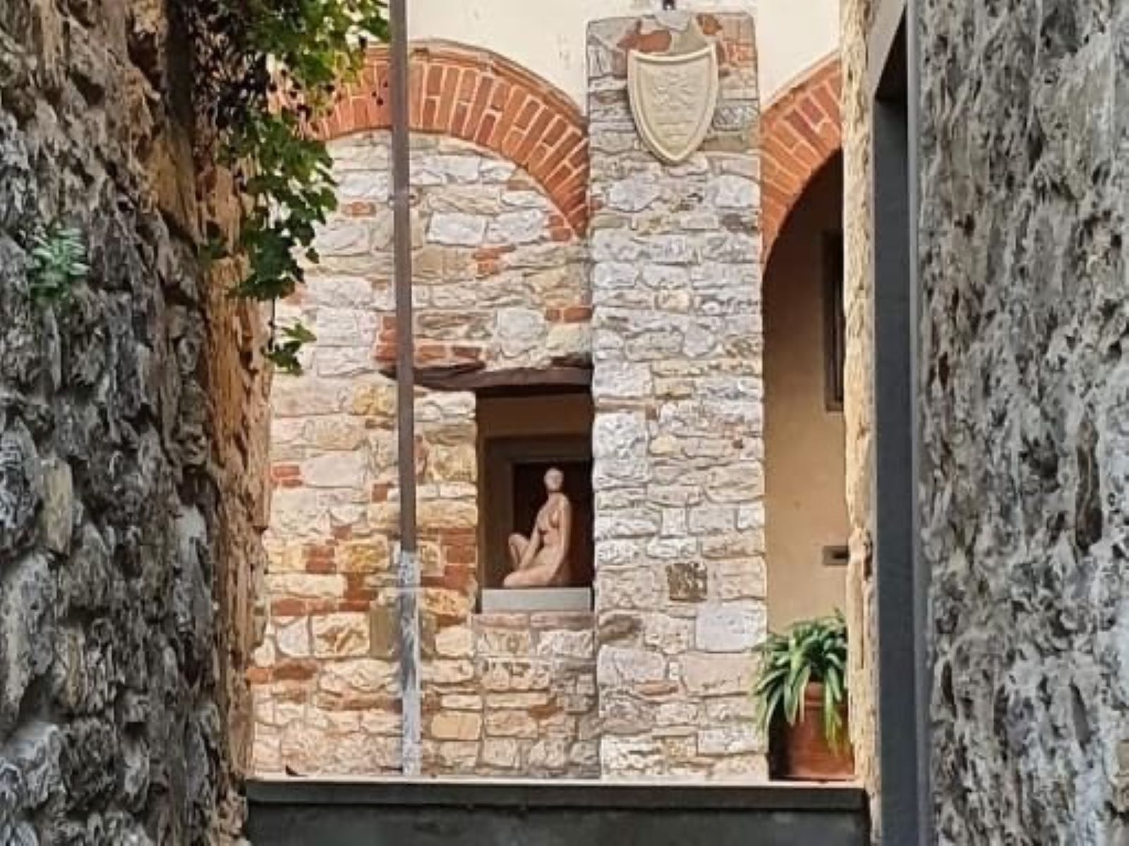 Finestrella con donna in terracotta