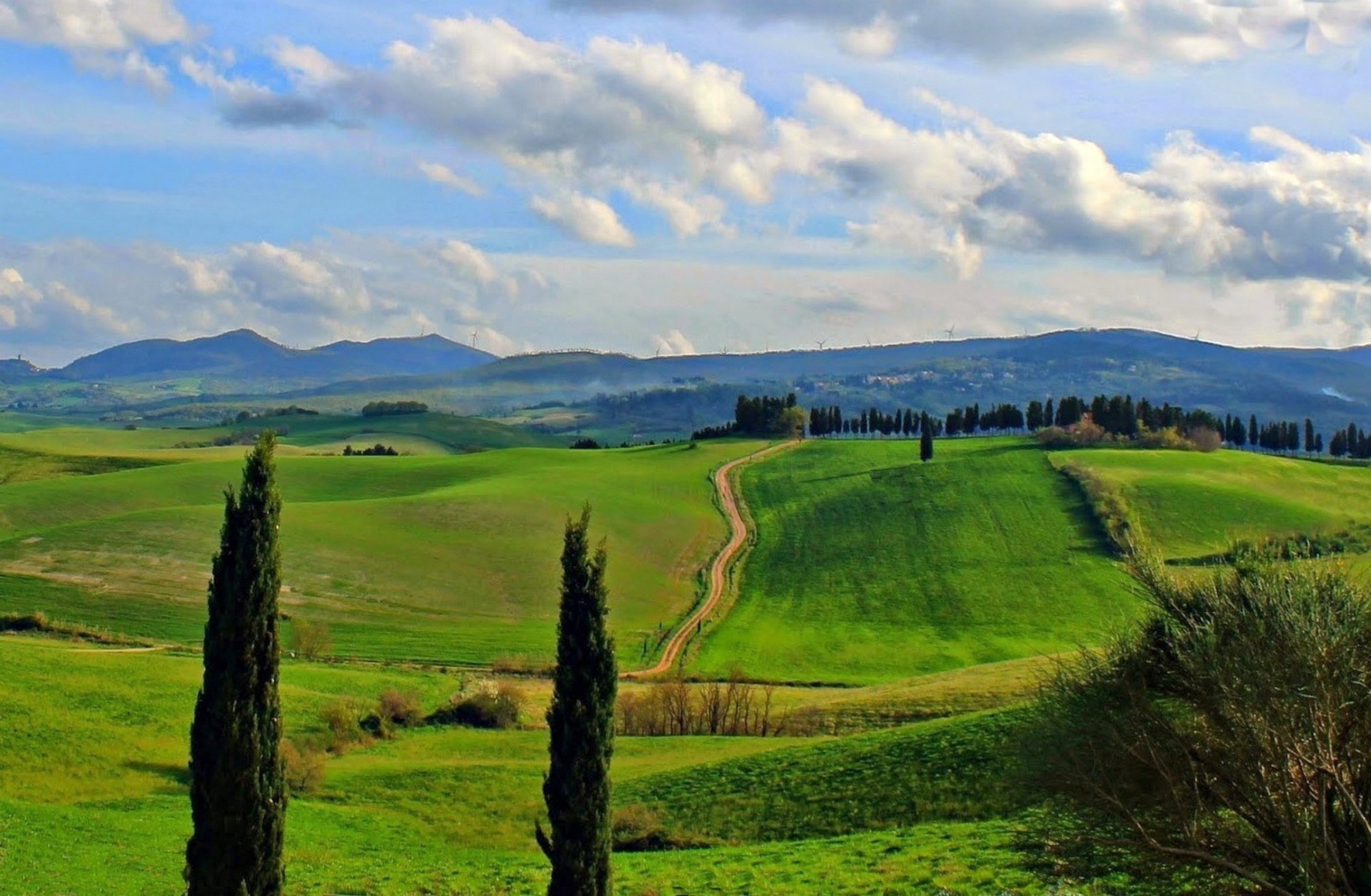 Orciatico, trekking tra i mulini a vento
