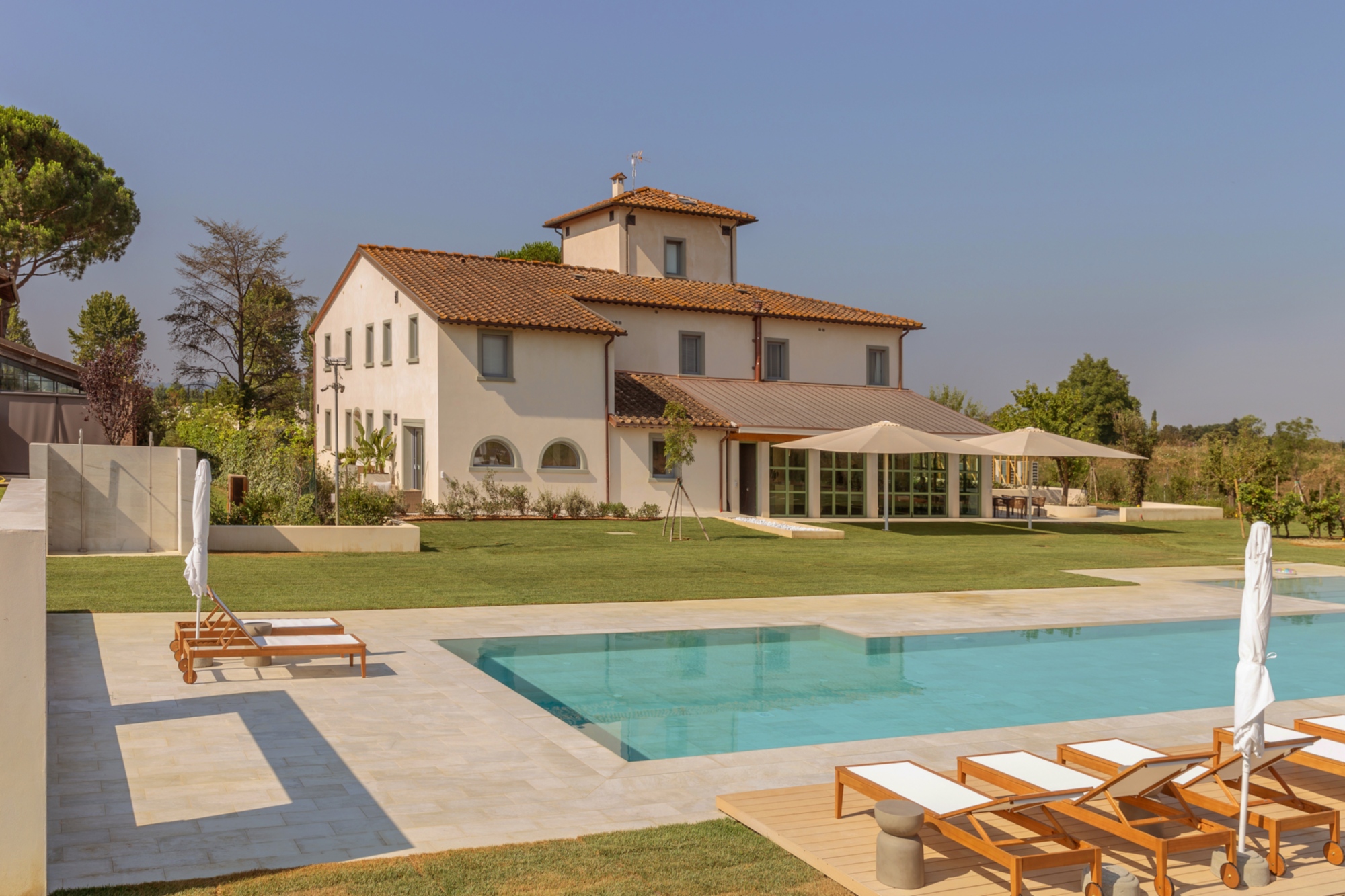 Exterior view of Tenuta Asmara with swimming pool and deckchairs