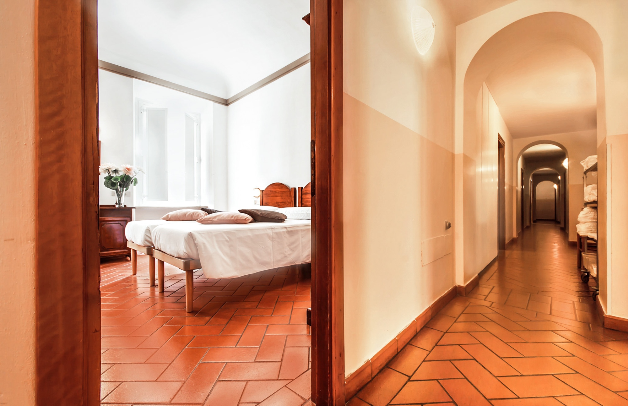 La camera doppia e il corridoio di una camera dell'Hotel Costantini