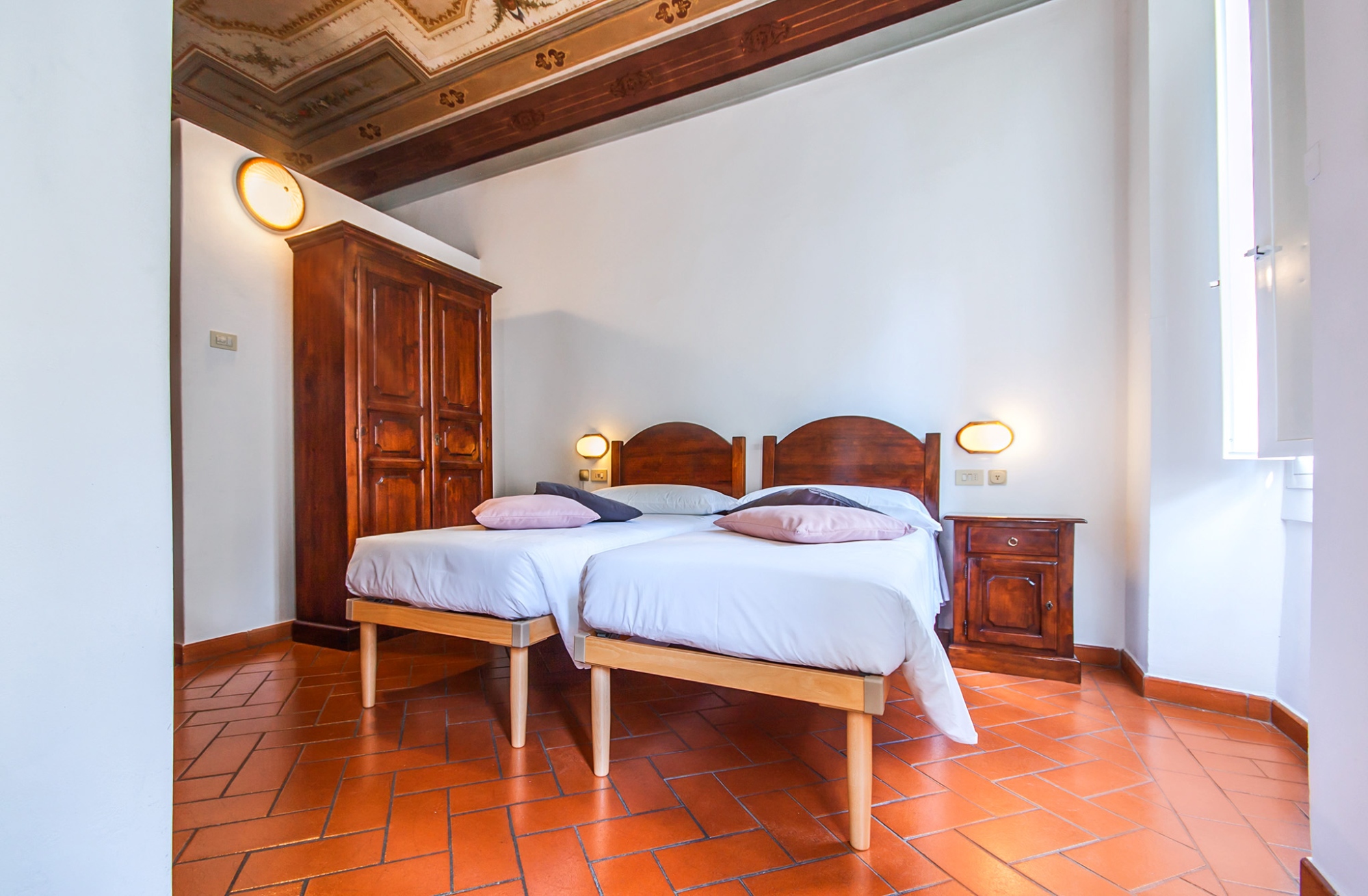 Vista dal basso dei due letti della camera doppia all'Hotel Costantini