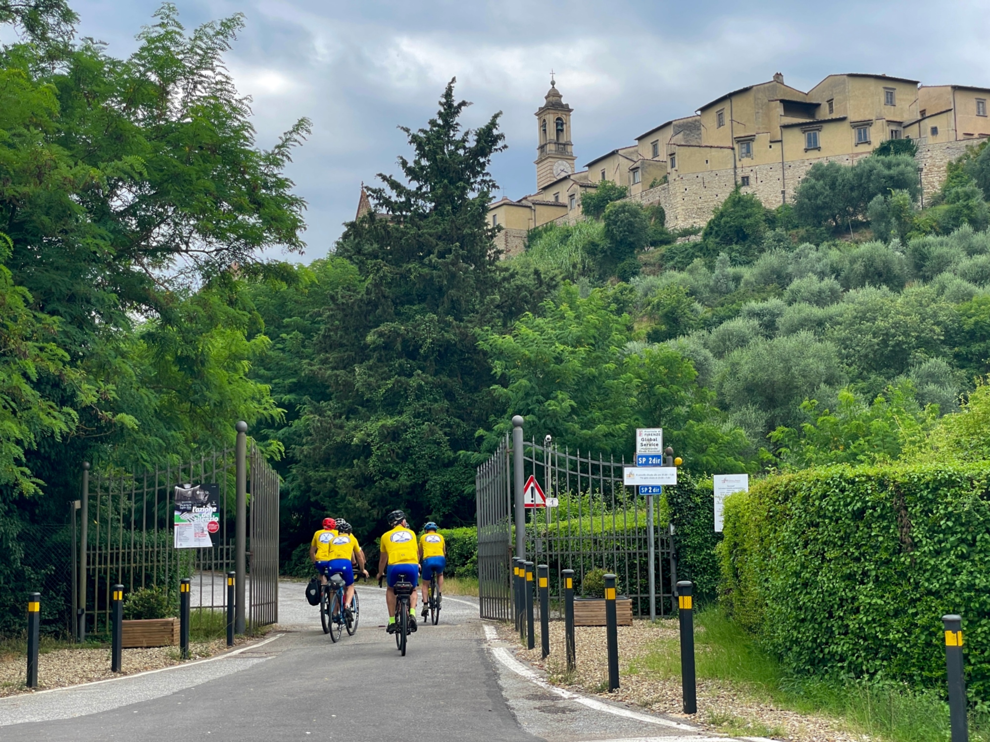 Un groppo di ciclisti all'ingresso della Certossa del Galluzzo