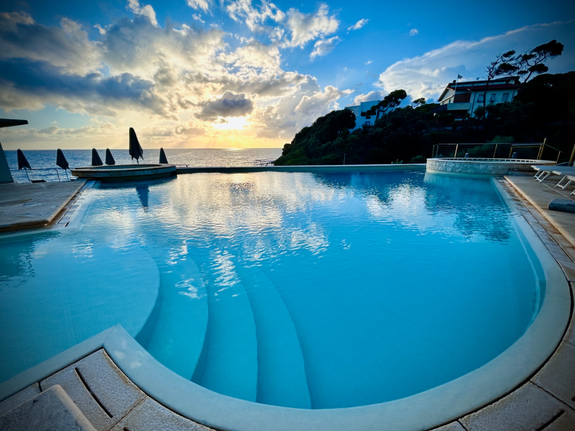 Vista dalla piscina al tramonto