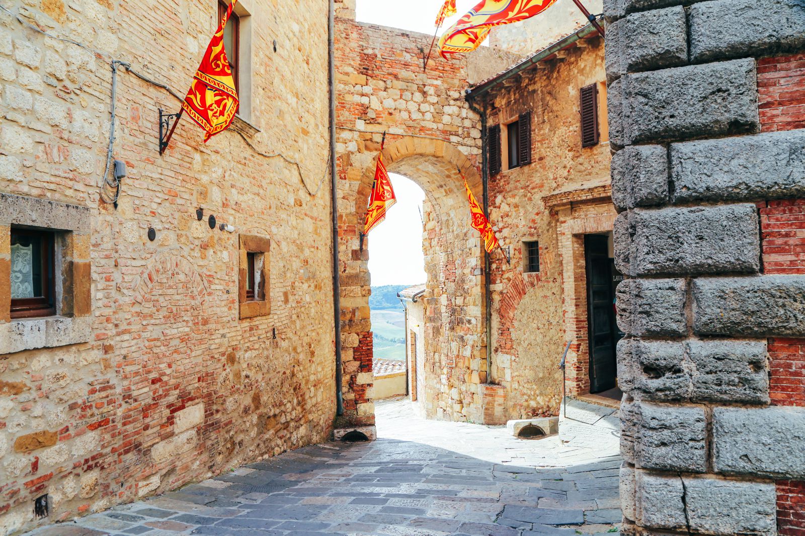 Strada di Montepulciano addobbato con le bandiere del Bravio delle botti