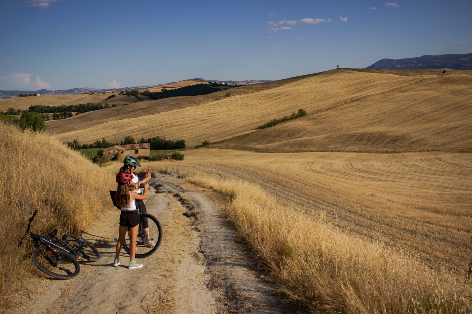 Un tour in eBike per scoprire le colline e i luoghi più iconici della Val d'Orcia