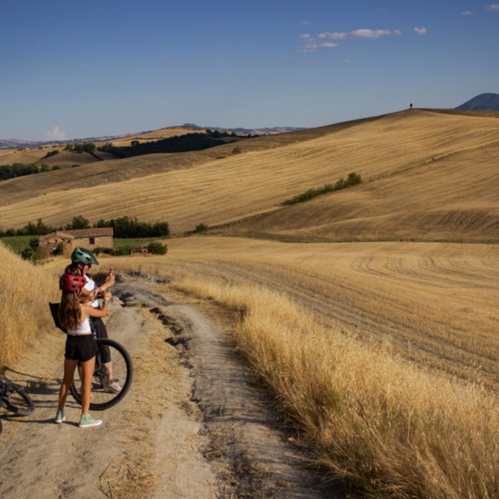 eBike tour to discover the most iconic hills and places of the Val d'Orcia