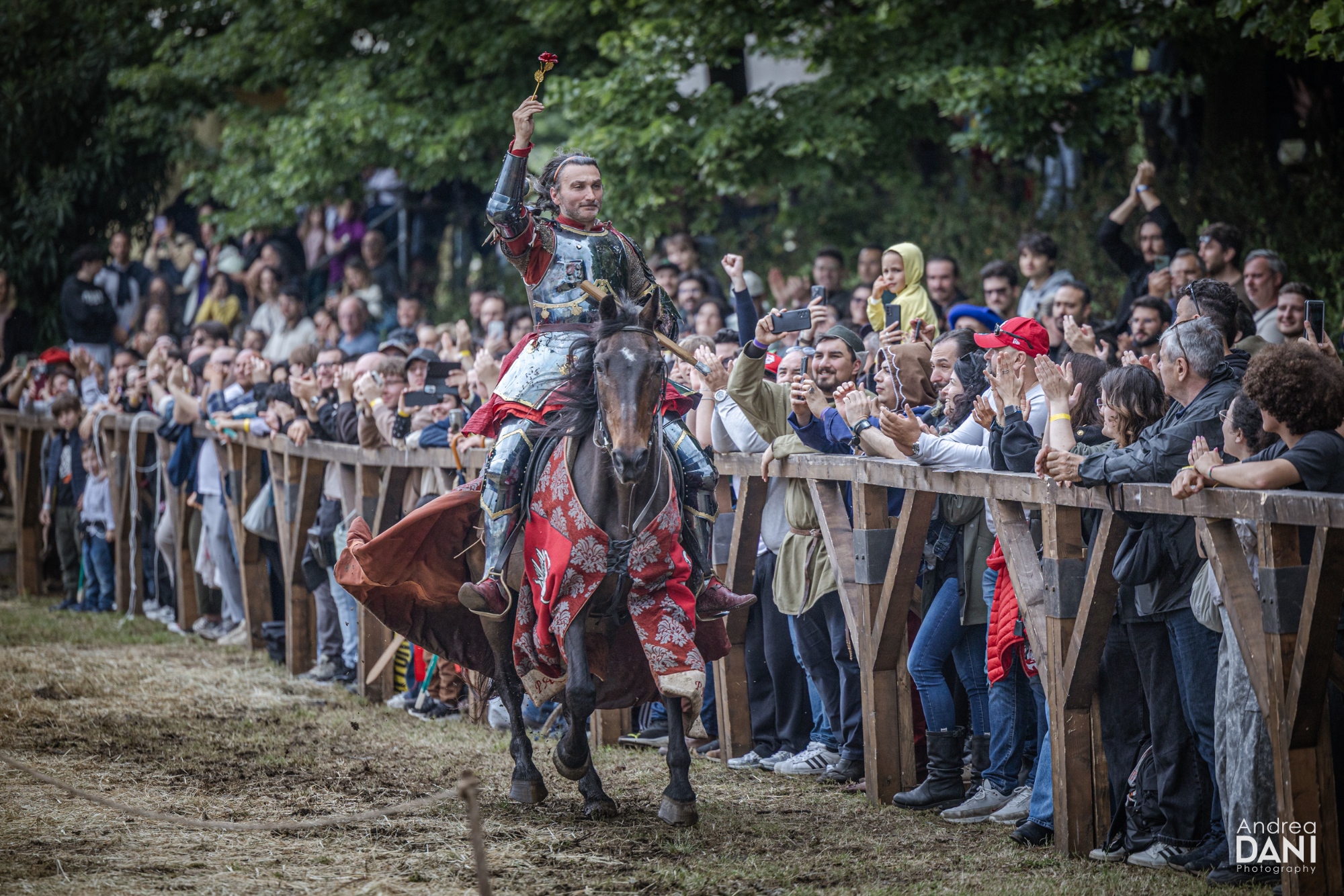 Il campione del mondo di giostra a cavallo Michael Sadde saluta il pubblico dopo aver giostrato a cavallo al Tuscany Medieval Festival
