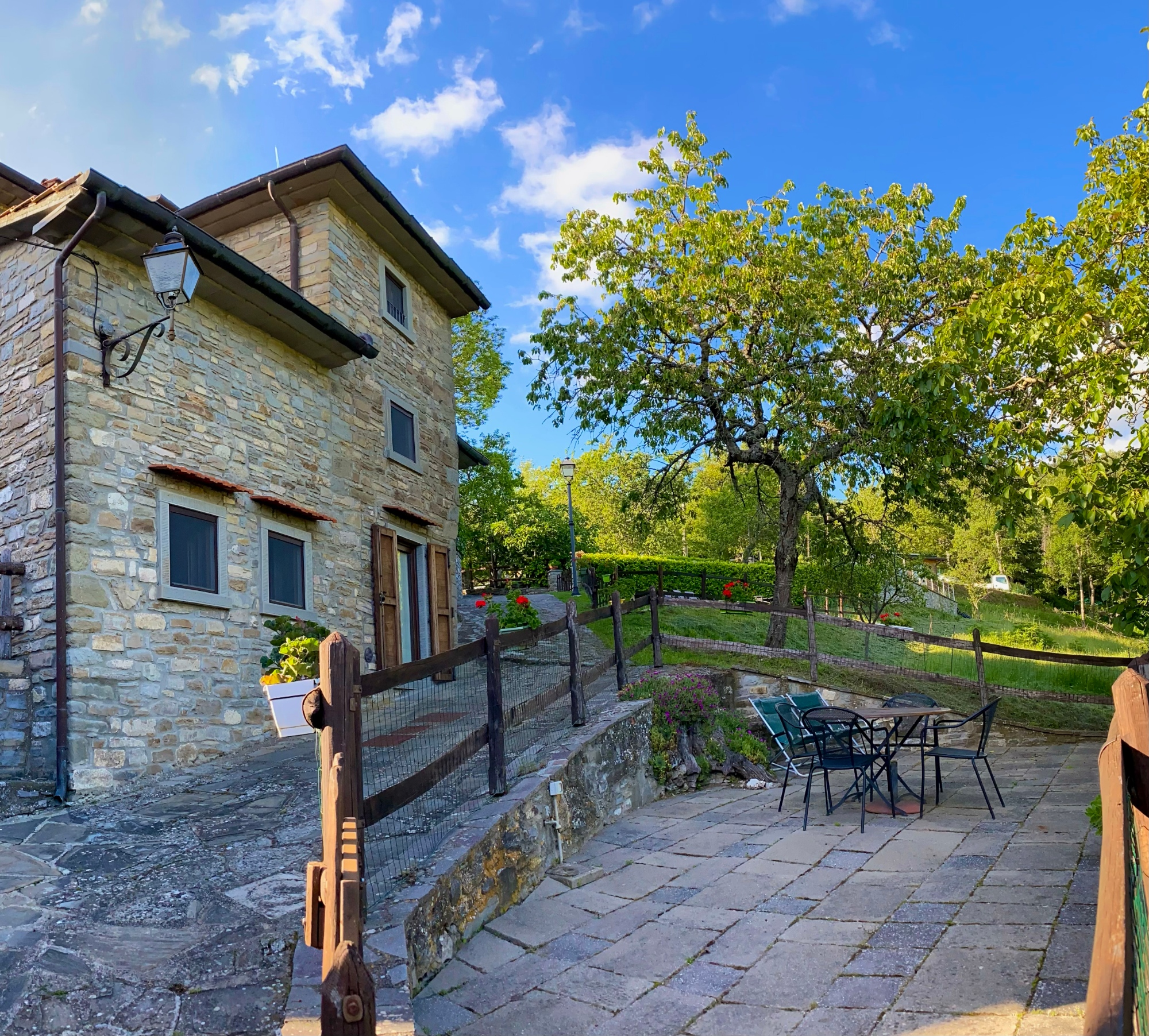 Lo spazio esterno attrezzato di fronte l'agriturismo Vezzano