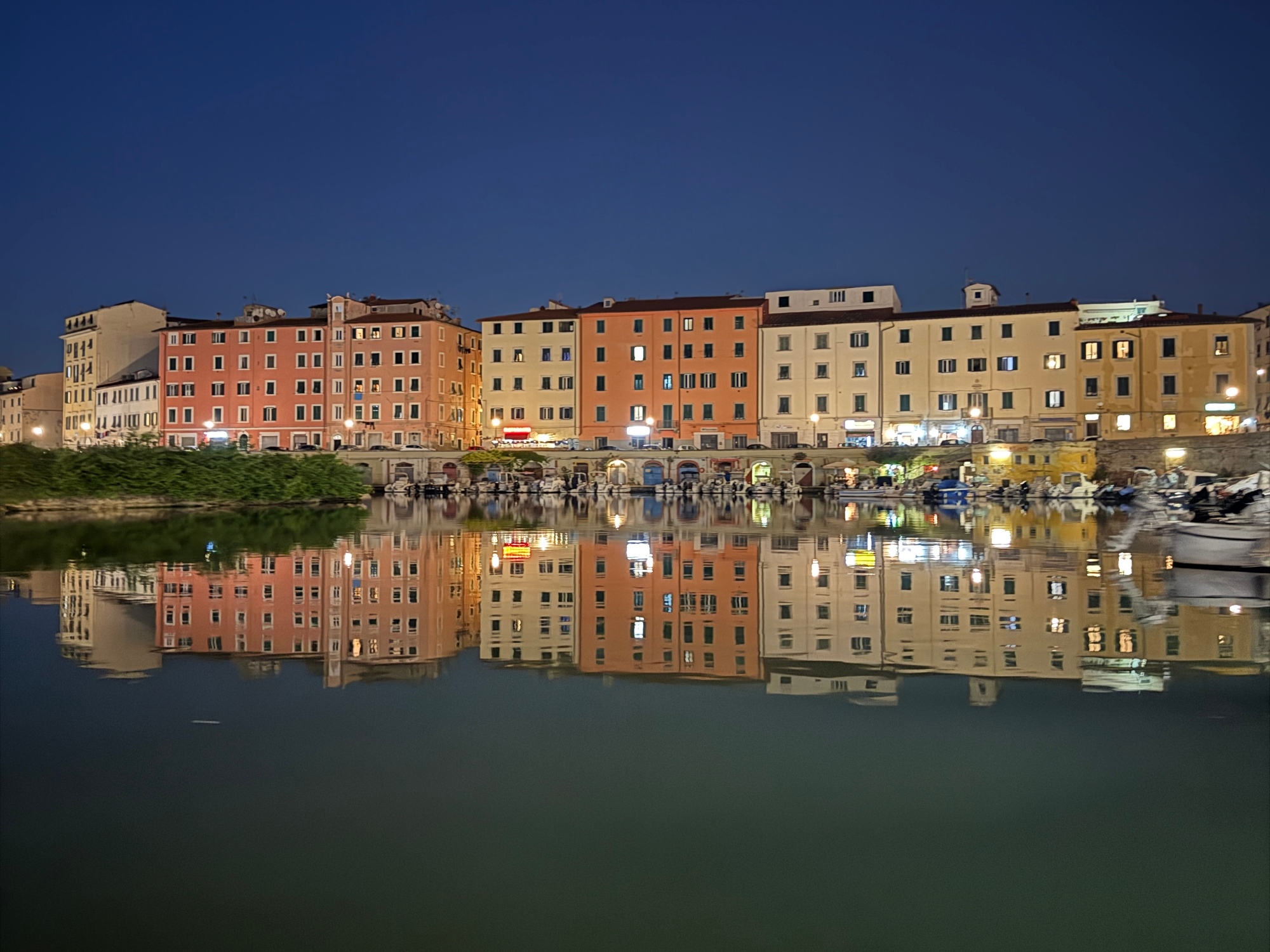 Lungomare di Livorno al crepuscolo – Charter notturno con skipper a Livorno