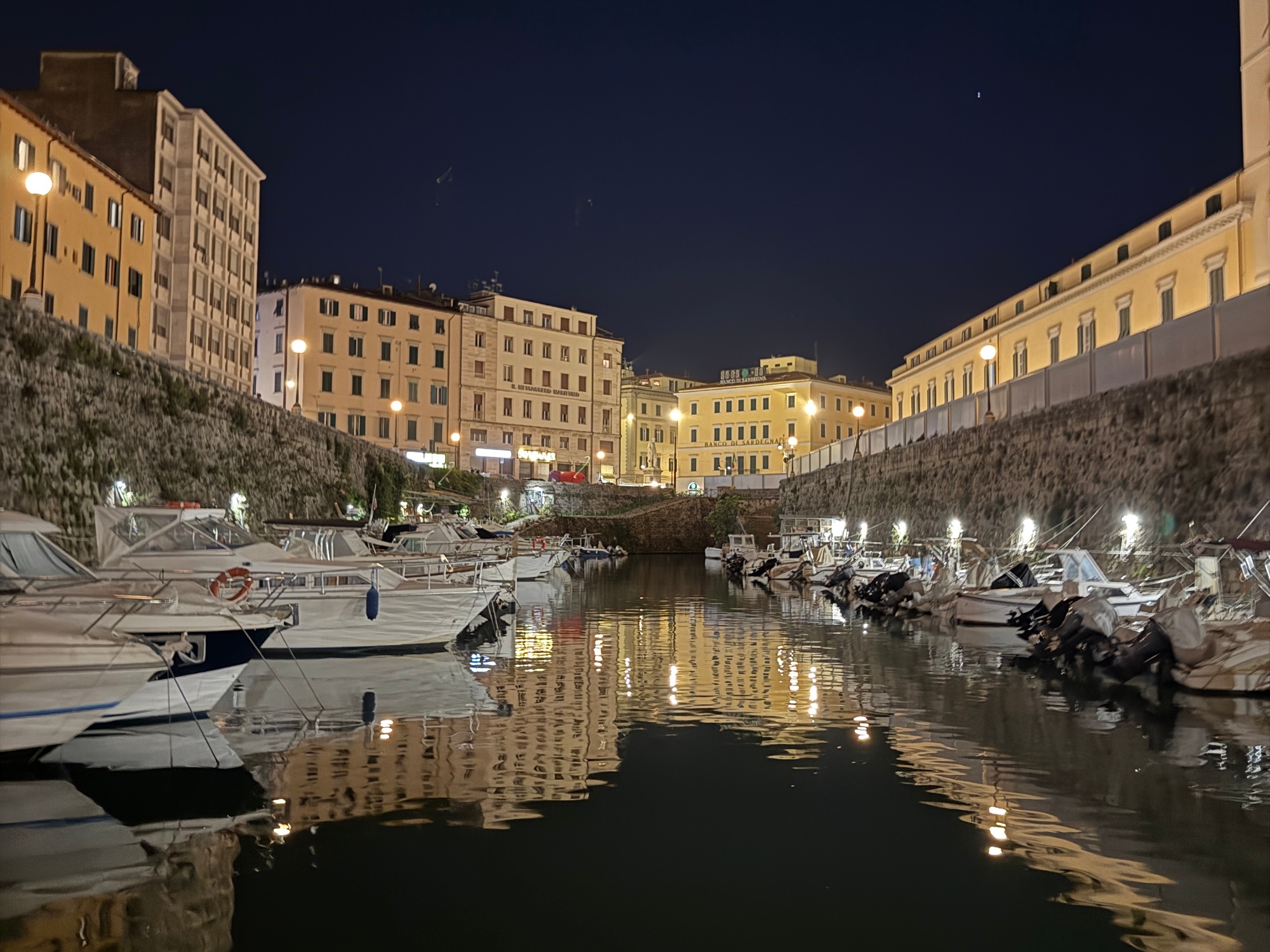 Canali di Livorno di notte con barche ormeggiate – Boia Boat Night charter esclusivo