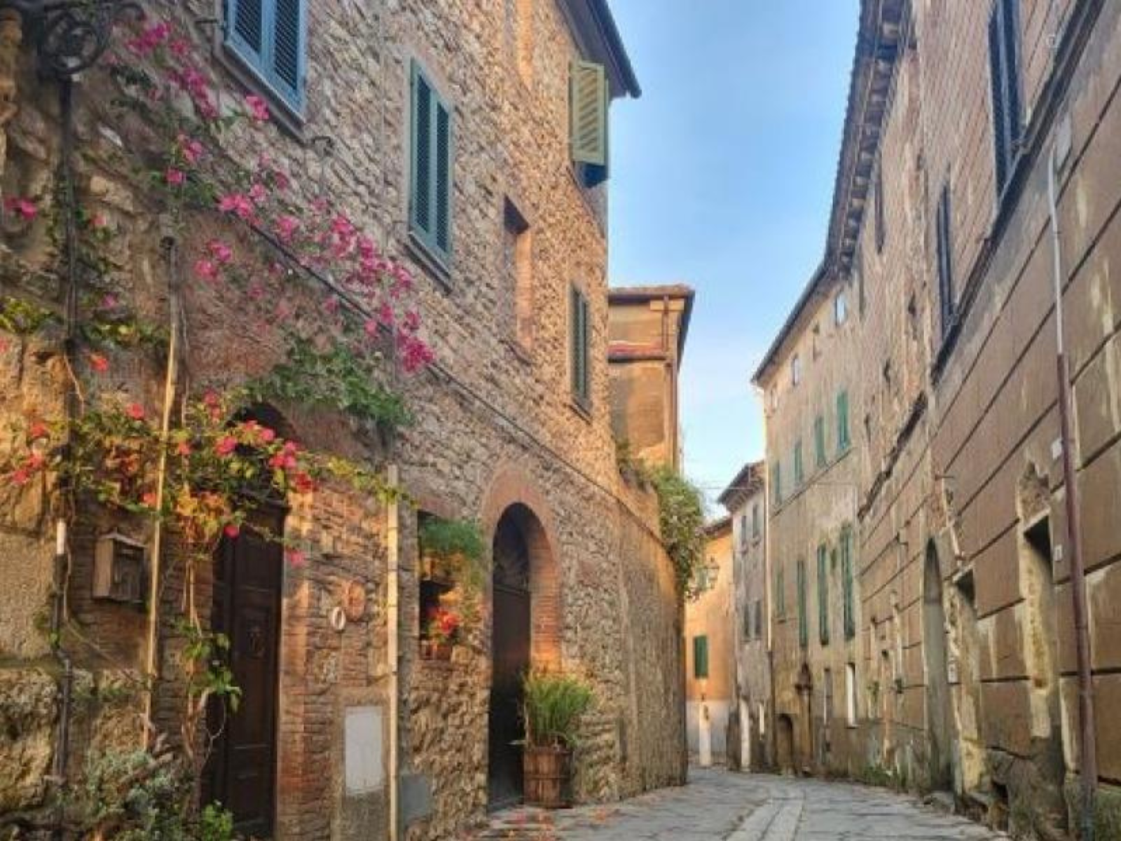 Immagine di uno scorcio del borgo di Giuncarico