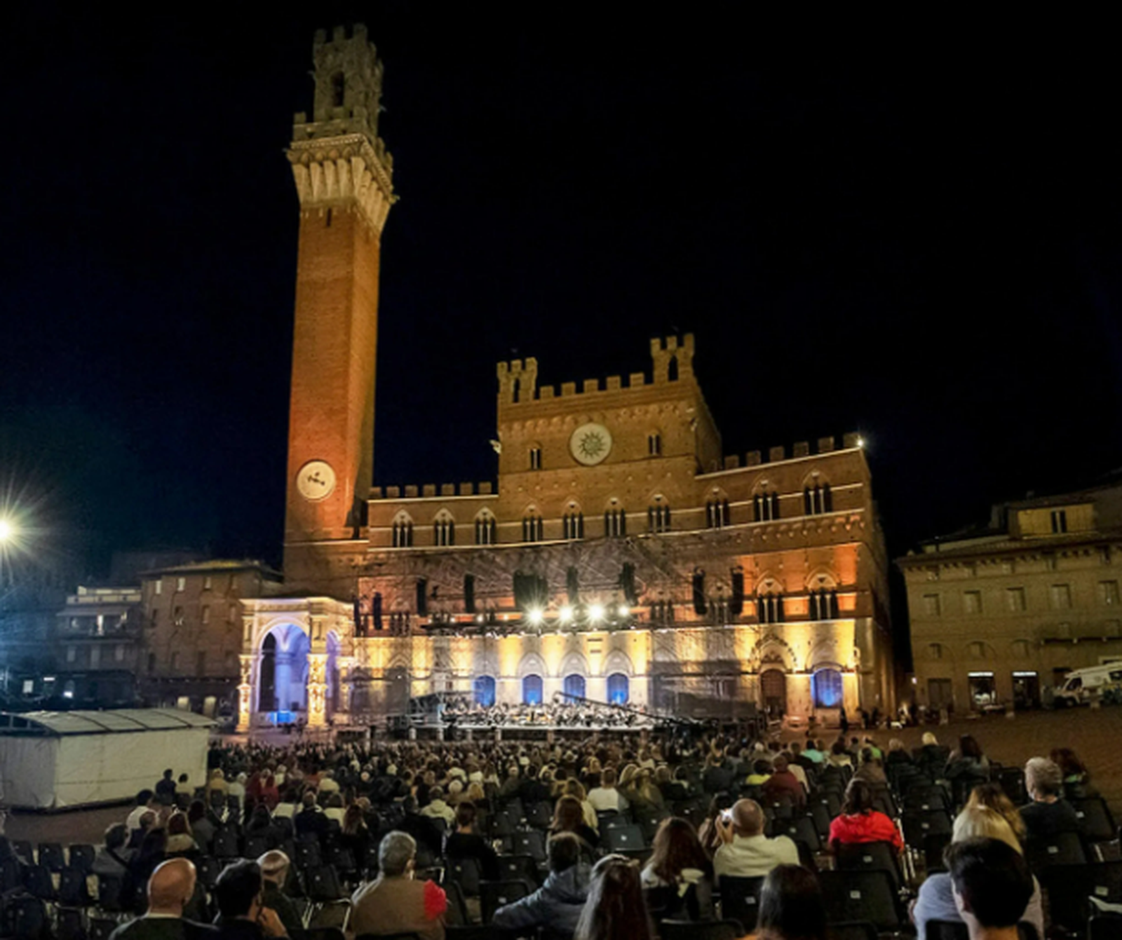 Immagine di un concerto in Piazza del Campo con numerose persone