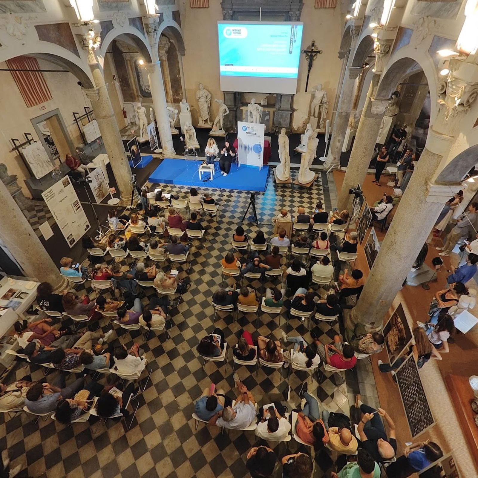 Uno degli incontri dell'Internet Festival presso la Gipsoteca di Arte Antica e Antiquarium dell'Università di Pisa.