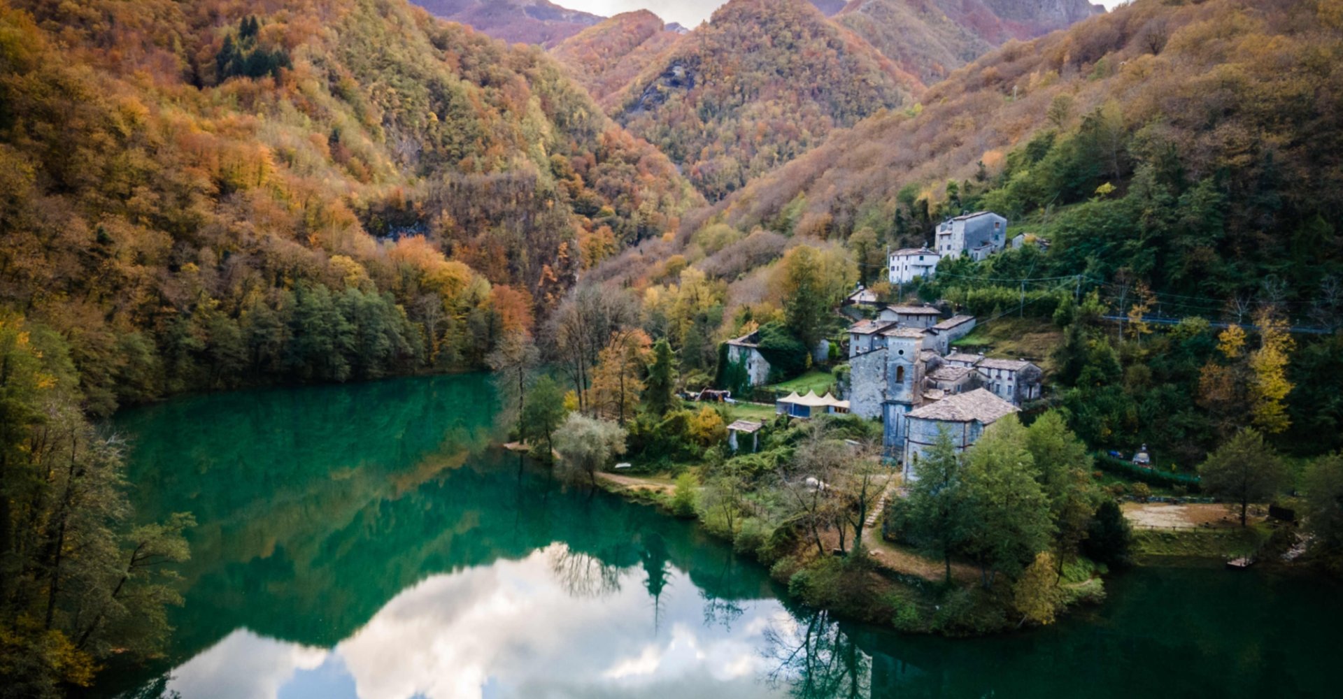 Piccola frazione affacciata su un lago e circondata dalle montagne.