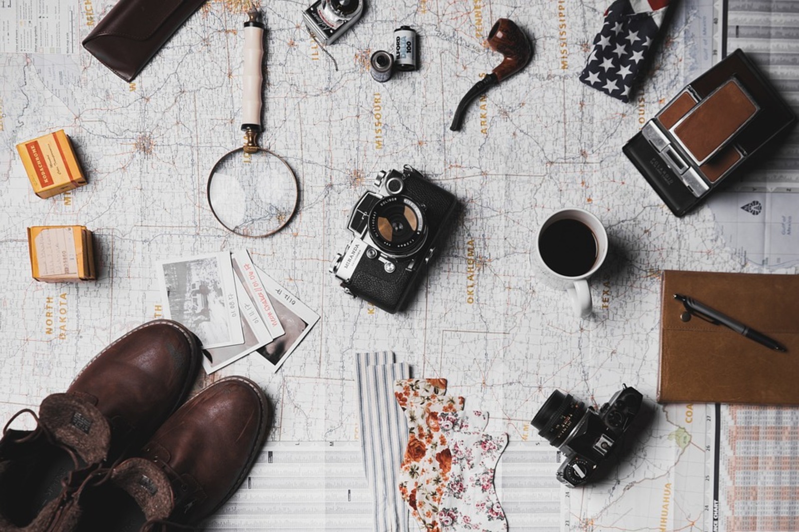 Immagine di un kit per investigazioni con macchina fotografica, lente d