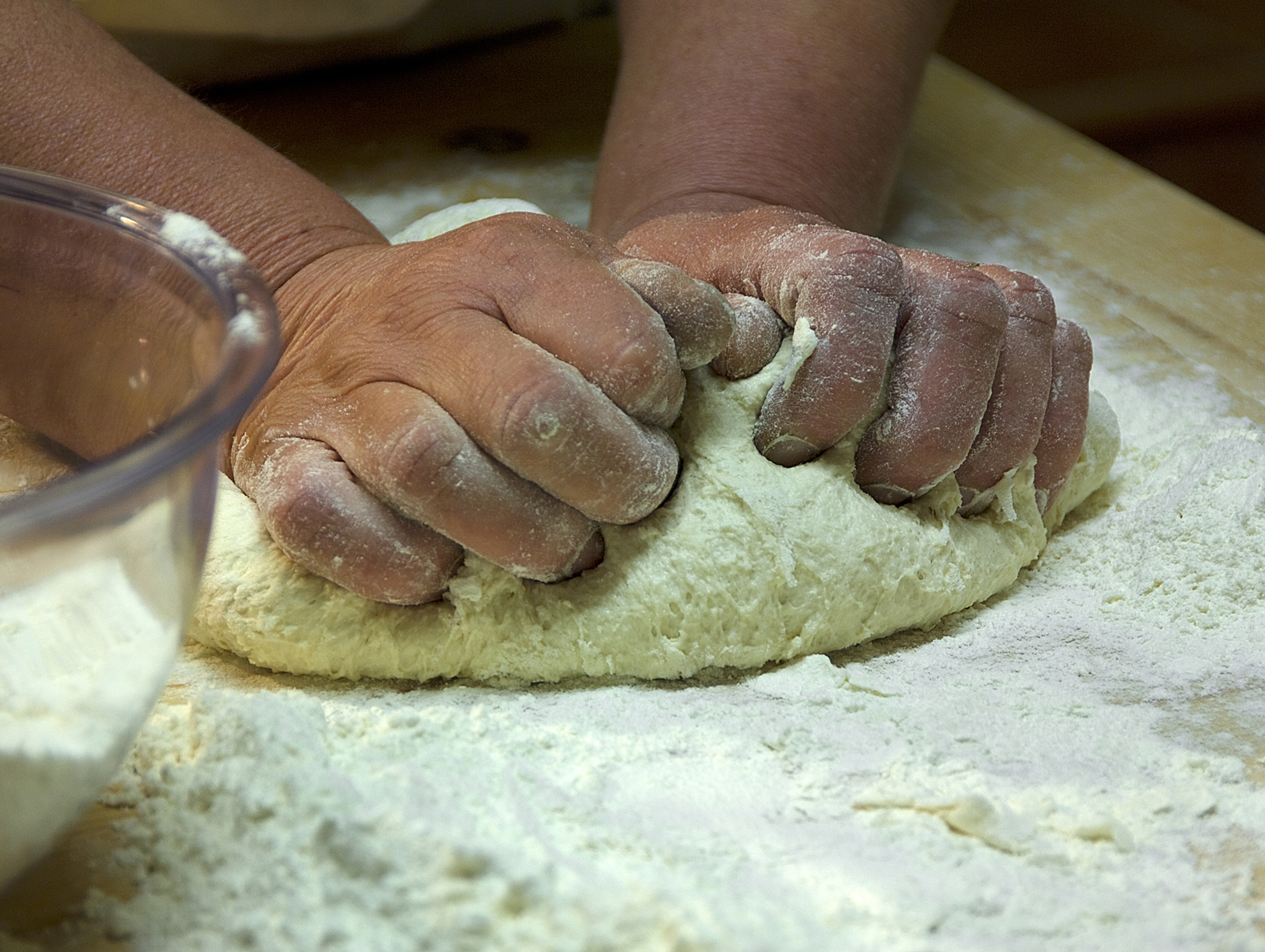 Impastare la pasta fresca, alla maniera toscana tradizionale