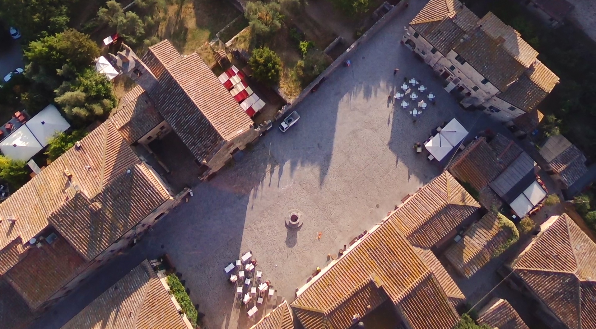 veduta aerea della piazza in cui si svolge lo spettacolo
