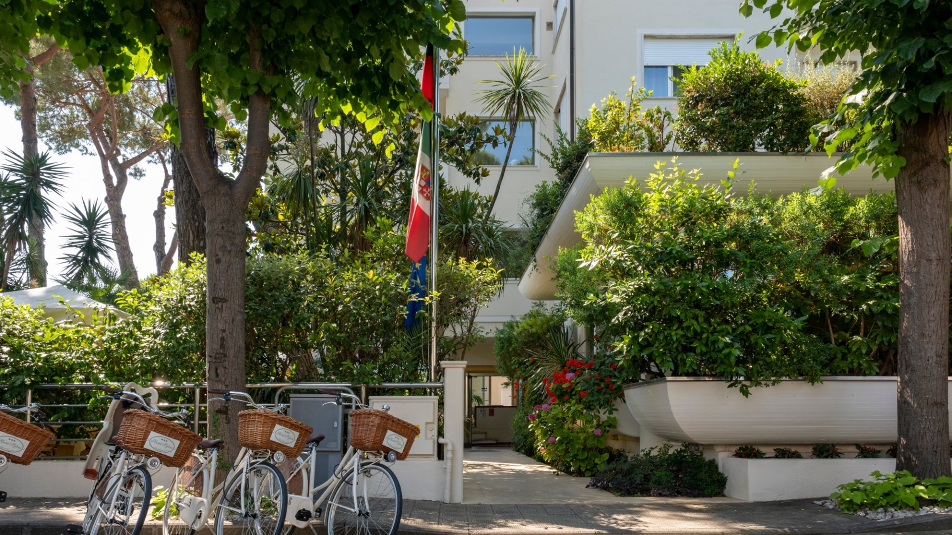 Una settimana a settembre in hotel 3 stelle a Lido di Camaiore con accesso spiaggia e ombrellone compreso