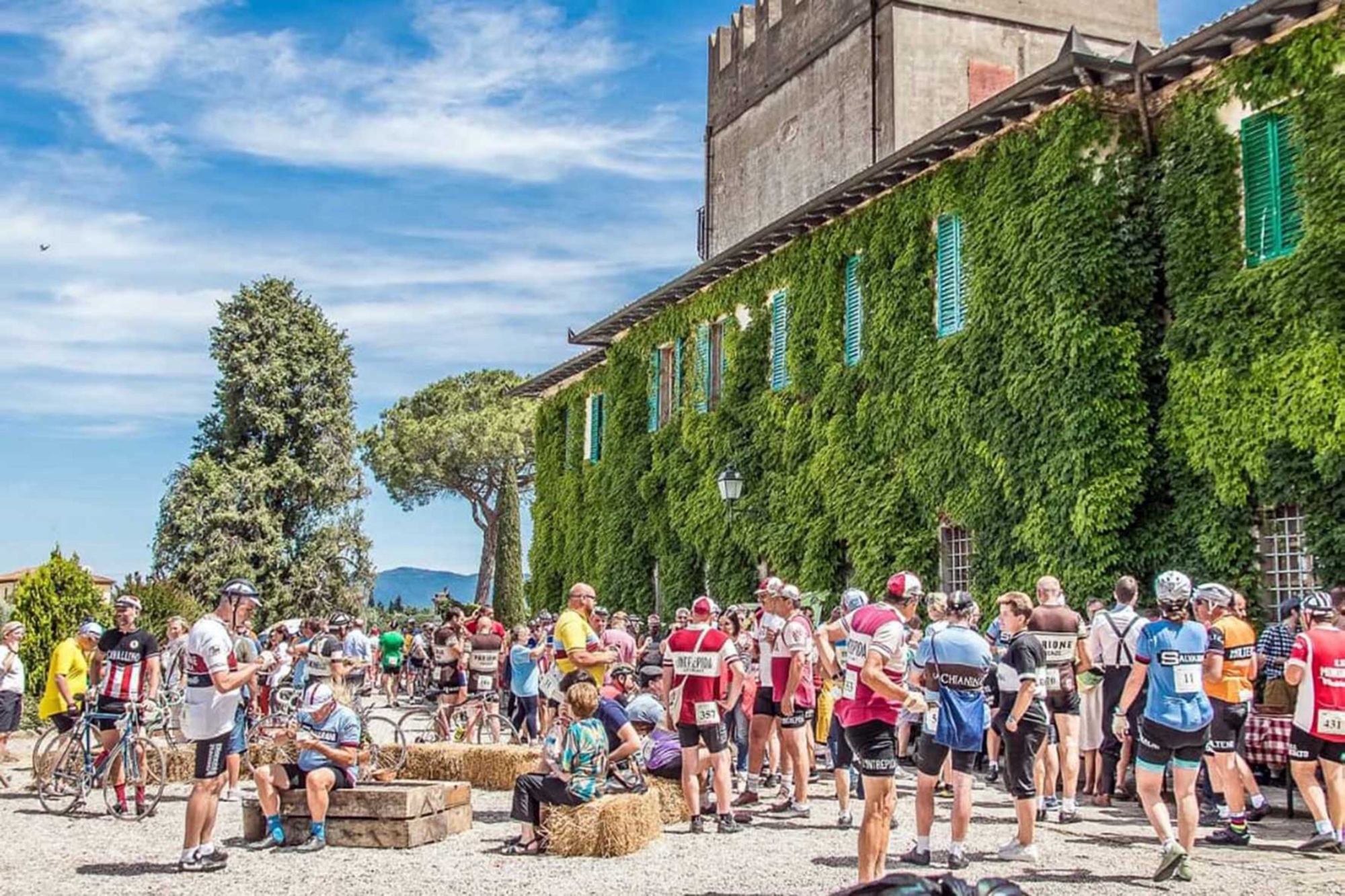Immagine della ciclostorica con molti ciclisti in un momento di relax