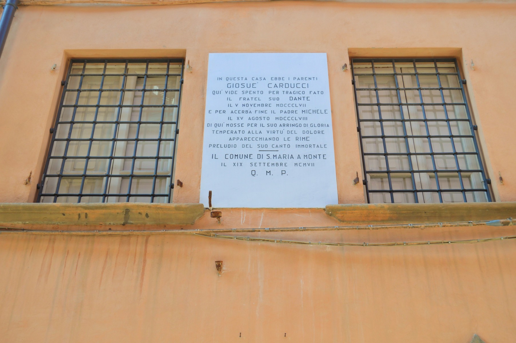 Die Gedenktafel zur Erinnerung an die Zeit der Carducci in Santa Maria a Monte