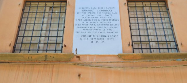La placa que conmemora la presencia de los Carducci en Santa Maria a Monte