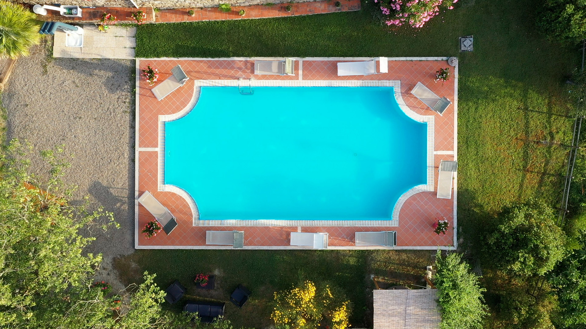 View from above of the Palazzina Farmhouse's swimming pool