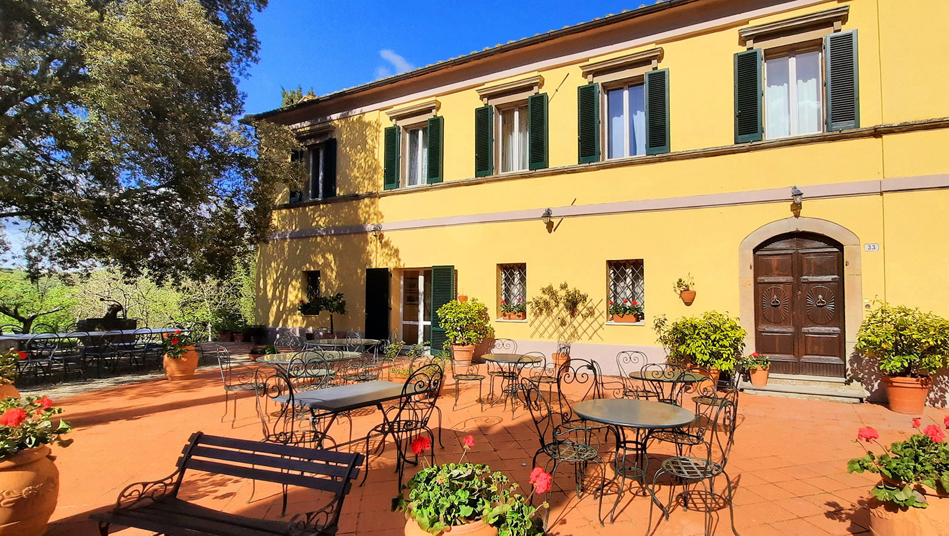 The Palazzina in Val d'Orcia is a charming farmhouse that awaits you for an exclusive holiday in the green of the Val d'Orcia